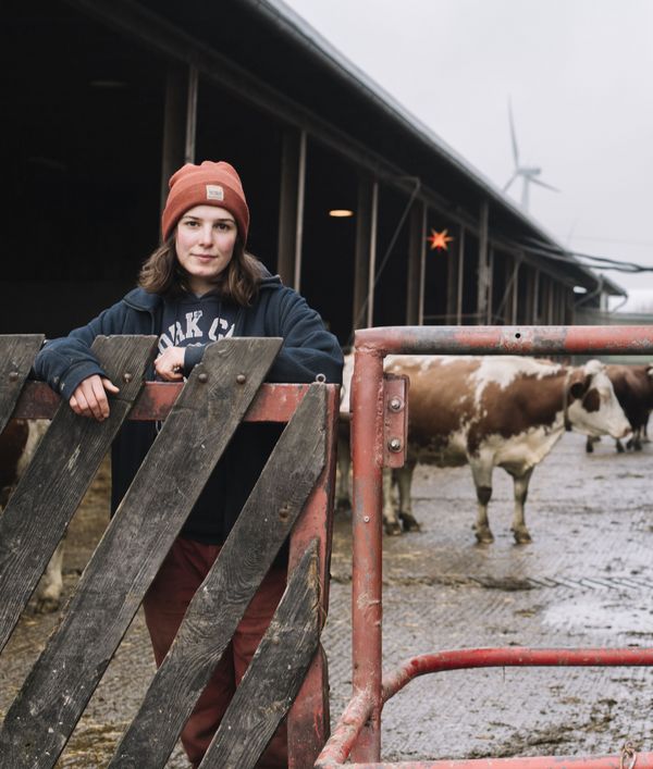 Junge Frau in einem landwirtschaftlichen Betrieb