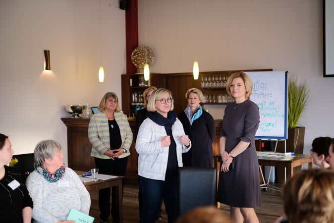Bundesministerin Dr. Julia Klöckner besucht Workshop der Landfrauenstudie in Ingelheim